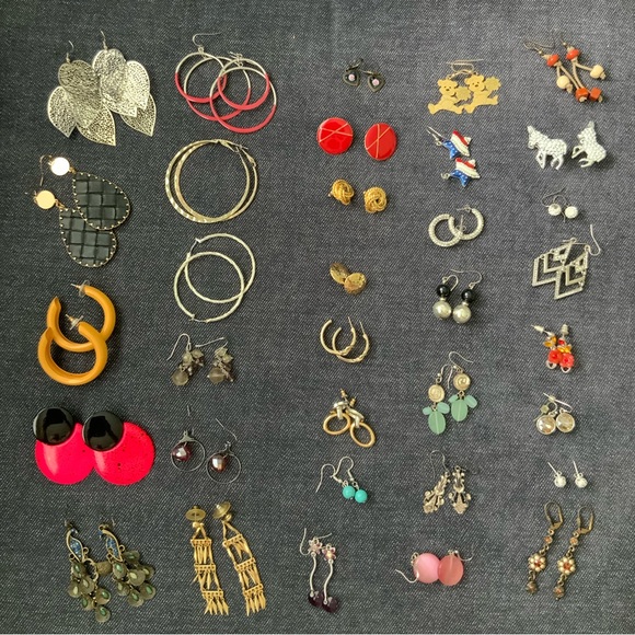 34 pair of Earrings - Picture 1 of 5